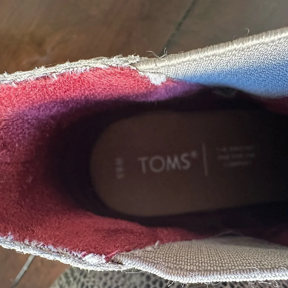Toms Snake-Texture Light Gray Chelsea Booties